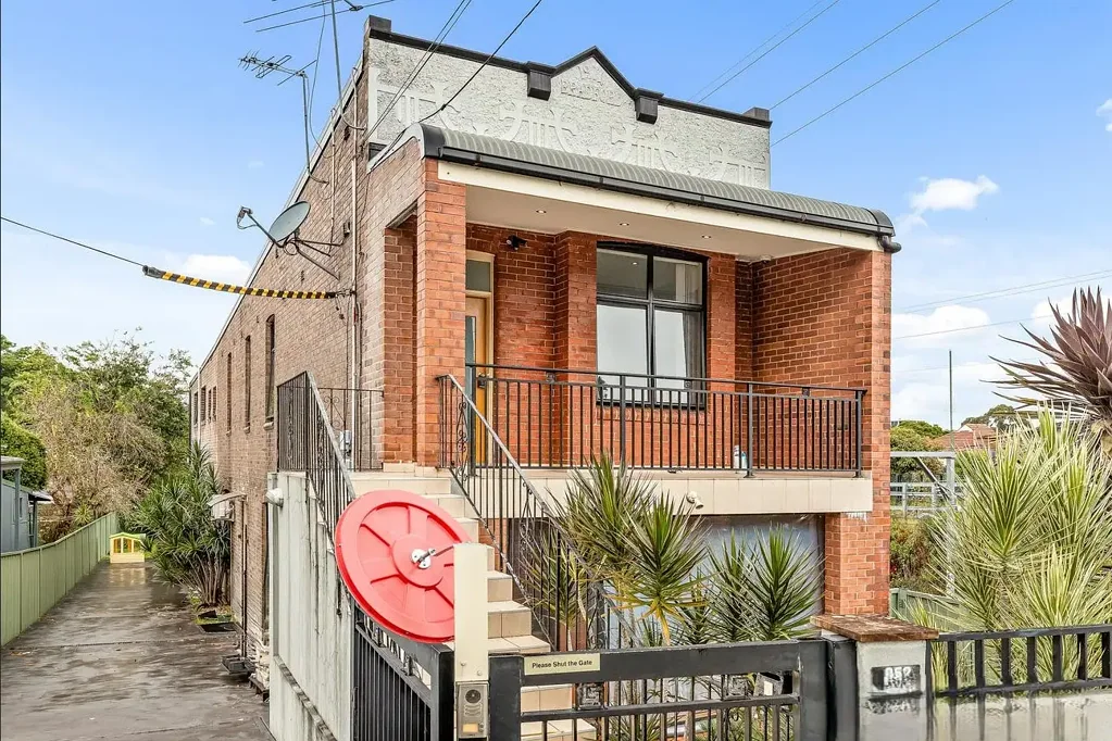 Sun-Kissed, Private, Three Bedroom, Two Bathroom Plus Study Apartment In Central Location