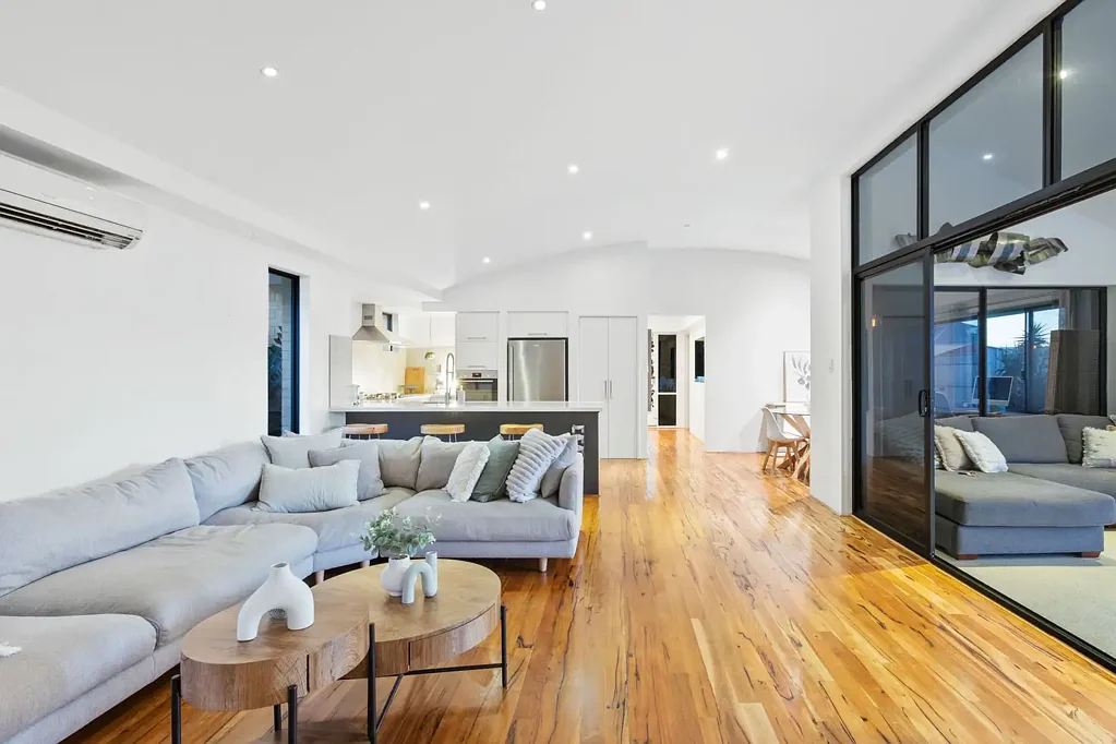 Clarkson 4Zimmer Stunning 4 bedroom 2 bathroom with pool on elevated block overlooking Somerly Park