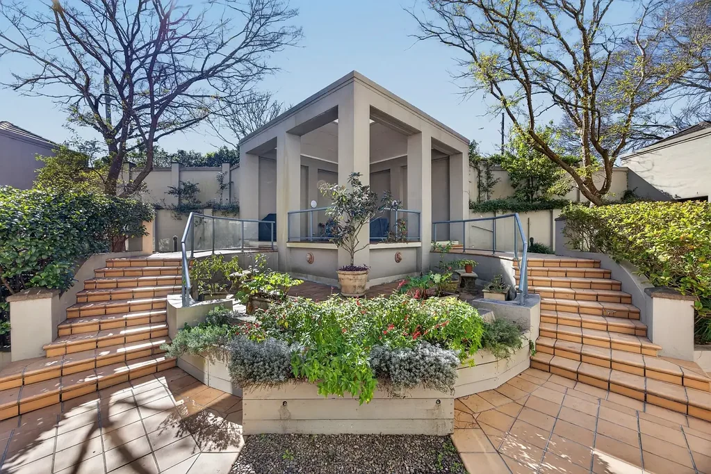 Pymble 2房  Stunning 'Everton Mews' apartment promises easy care living with lush views | 190m from Pymble Station