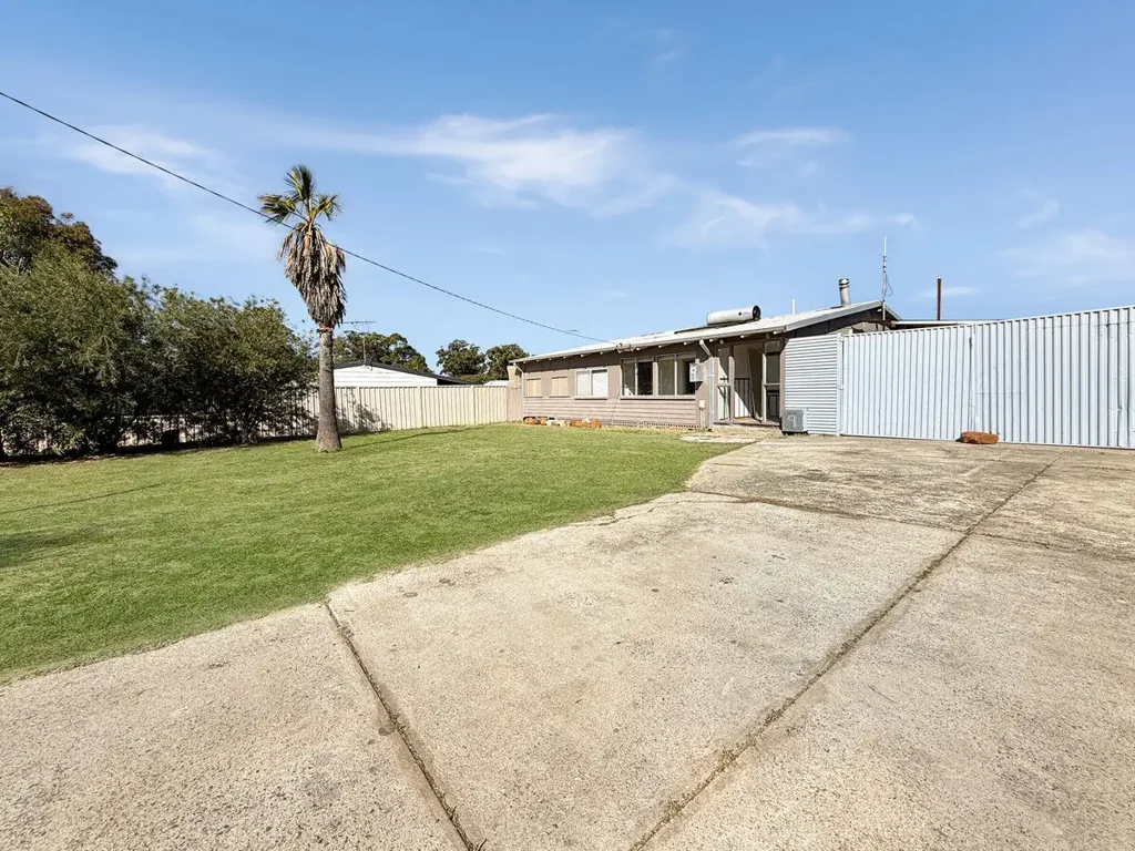 Mandurah 3房  Semi-Renovated Home on a Huge 809sqm Block with Endless Potential