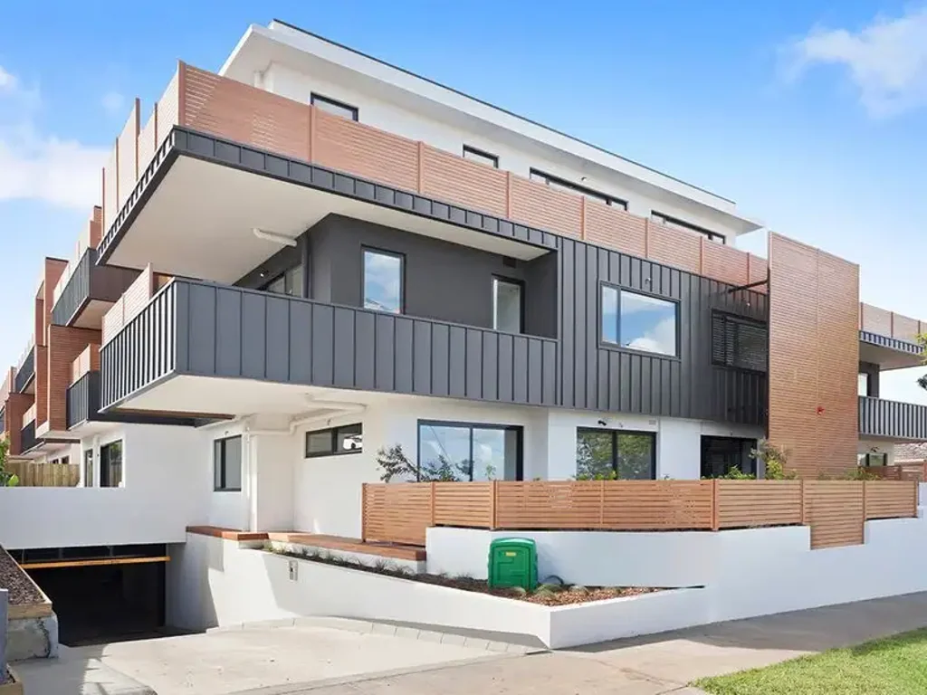 large wraparound courtyard