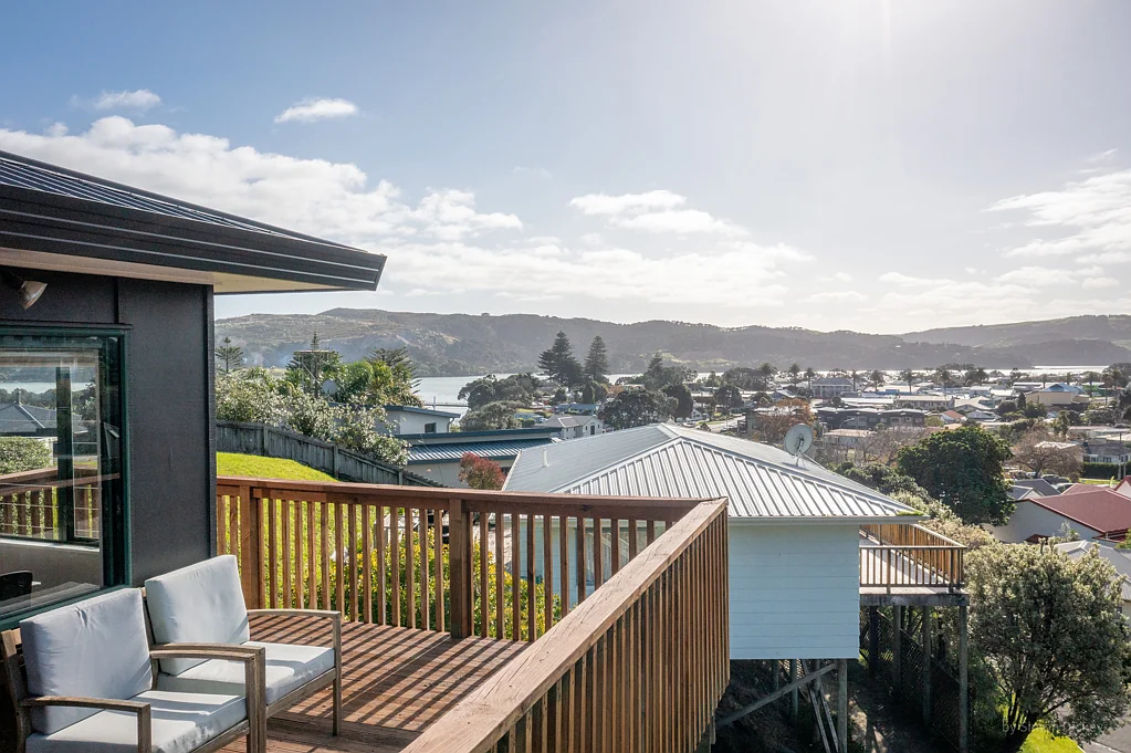 Raglan 3 Bedroom Views- Low maintenance- right in town!