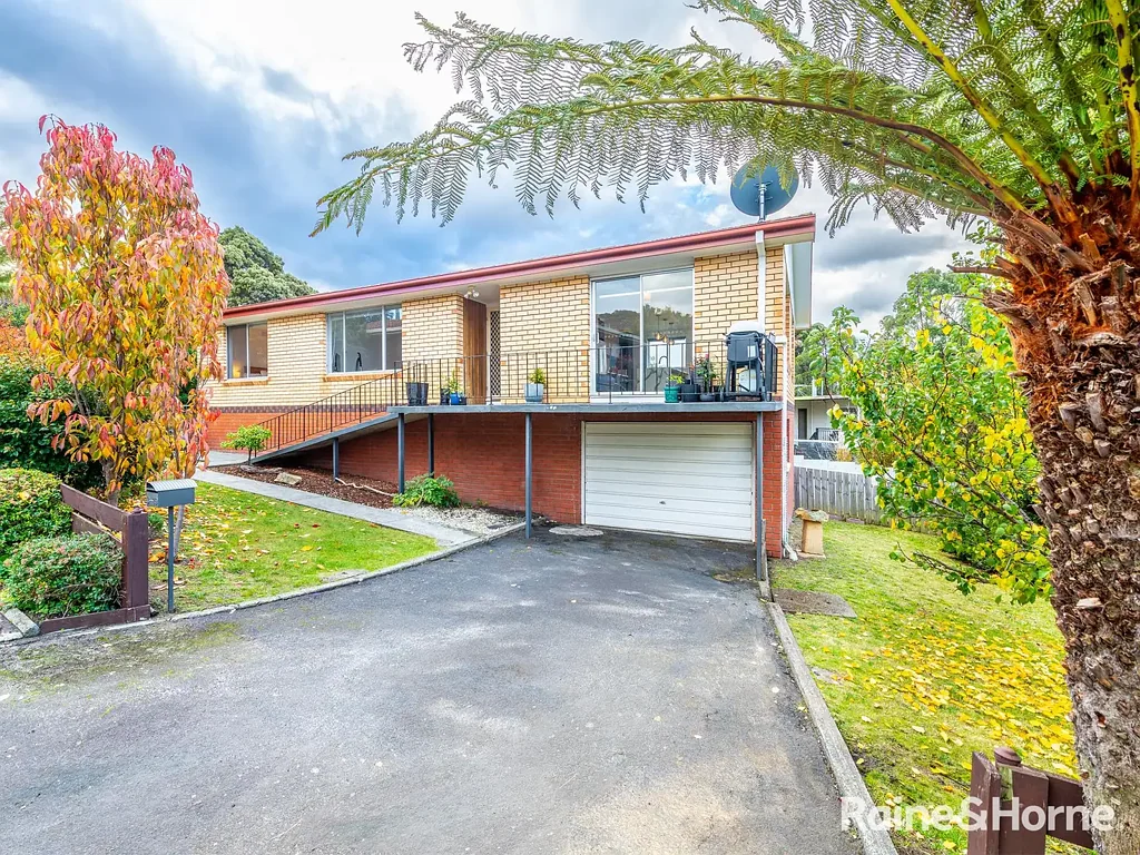 Blackmans Bay 3房  Elevated Position, Water Views & Contemporary Living