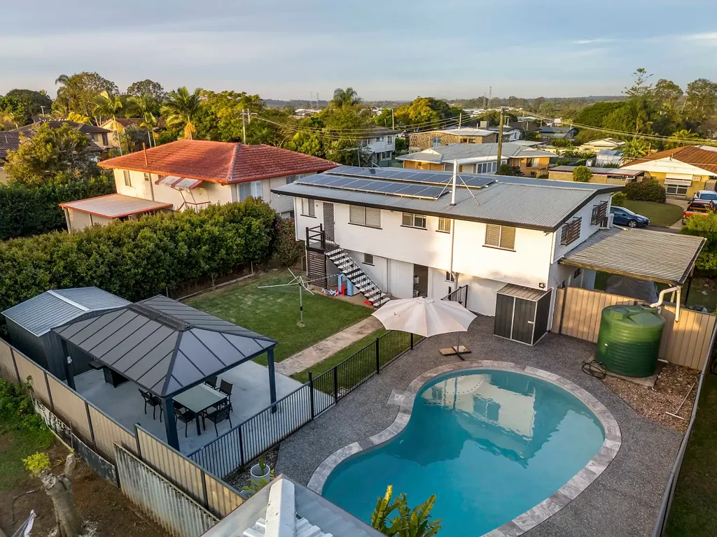 Strathpine 3房 家庭友好街道 抛光木地板 现代智能厨房 私人泳池娱乐区 双重居住潜力 靠近学校商店 Smart, Stylish & Family-Friendly in the Heart of Strathpine