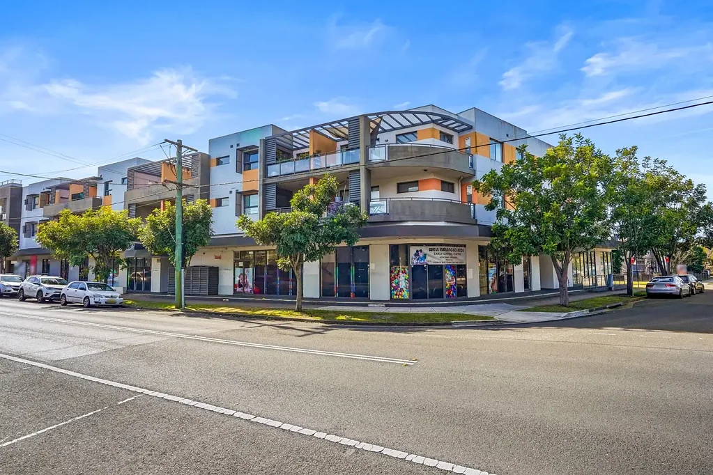 Toongabbie 3房 宽敞三卧公寓 中心位置采光佳 50米火车站 开放式起居区 现代厨房 双庭院娱乐 学区房 电梯安全停车 Brick Apartment In The Heart of Toongabbie