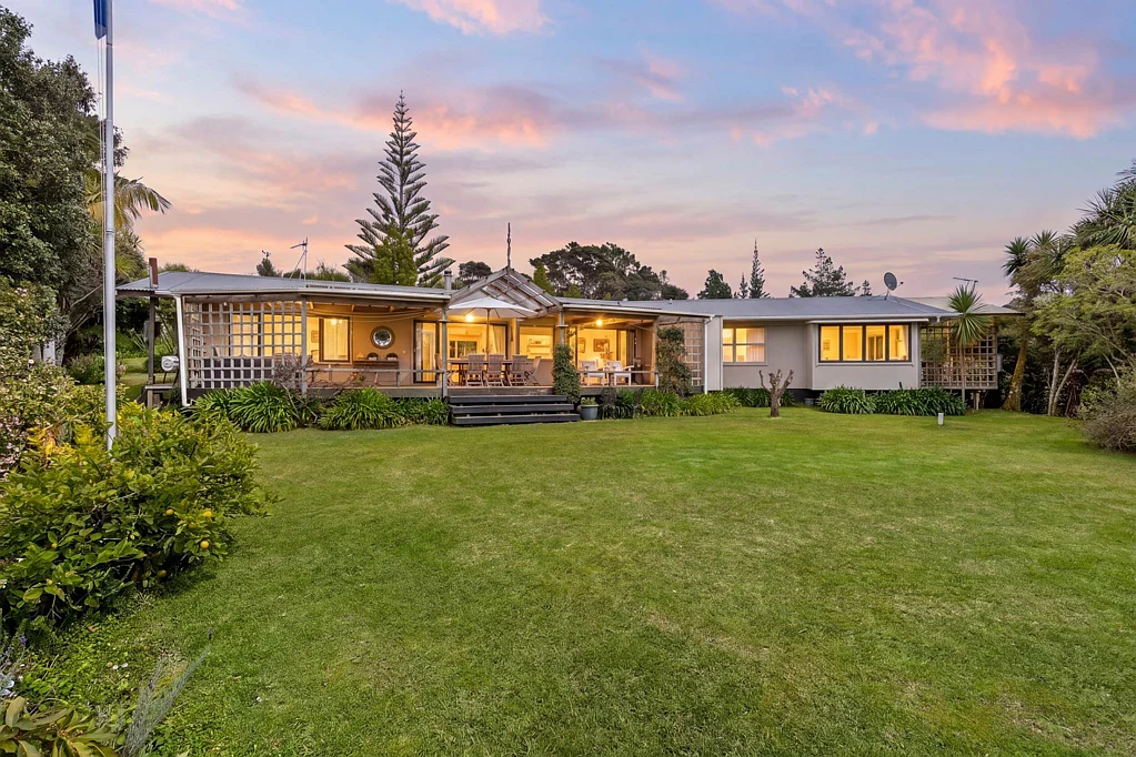 Swanson 3Zimmer 10 Acres, Impeccable Views & Lifestyle