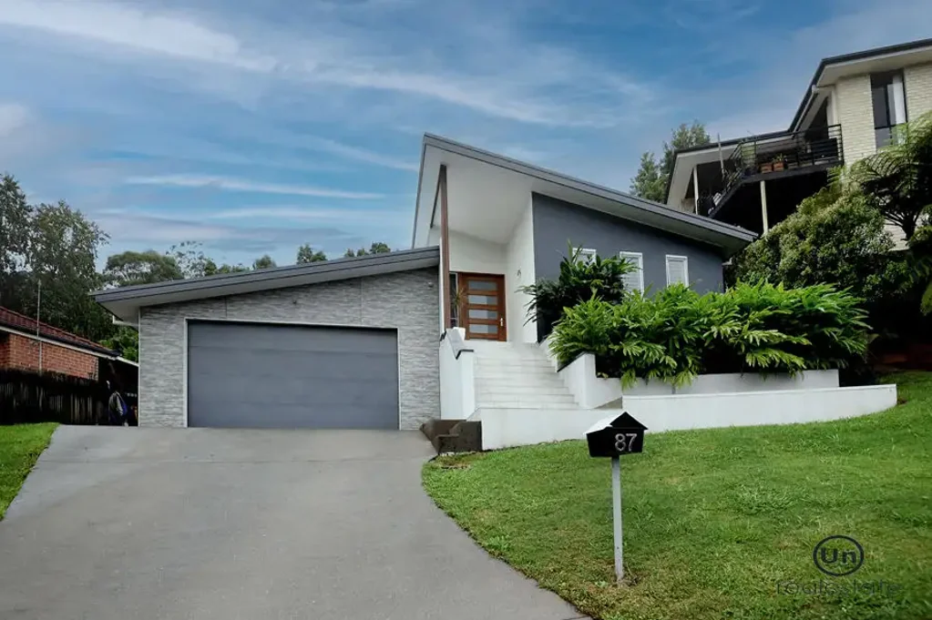Coffs Harbour 4房  Introducing 87 Pearce Drive, Coffs Harbour: The Entertainer's Dream Home!