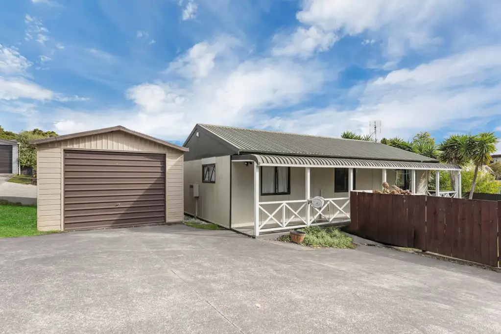 Pukekohe 3ਬੈੱਡਰੂਮ Standalone Freehold Gem with Space and Style!