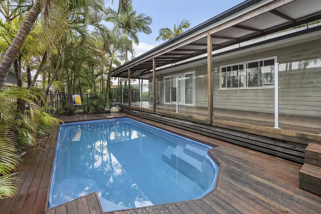 TROPICAL FAMILY OASIS WITH POOLSIDE ENTERTAINING