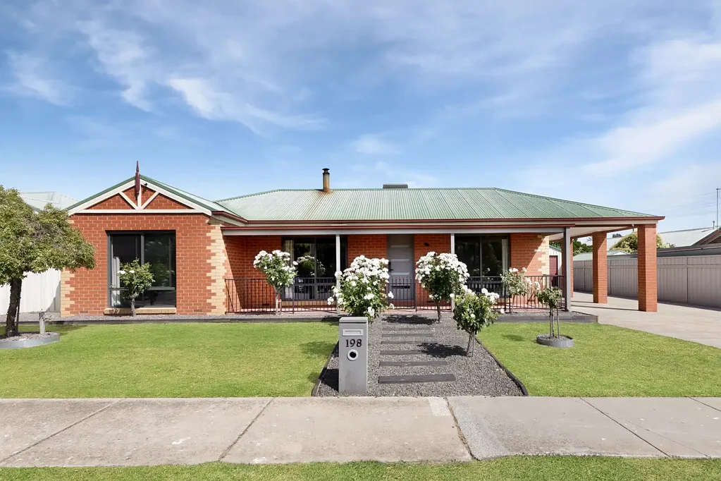 198 MacKenzie Street West, Kangaroo Flat, VIC 3555