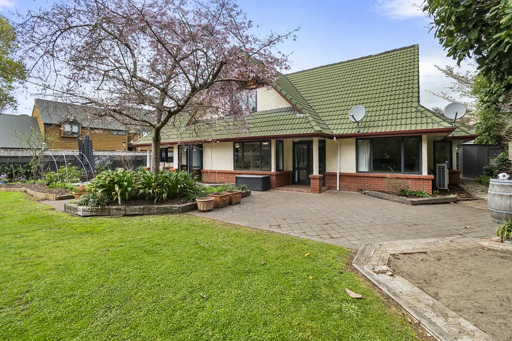 Hokowhitu 5ਬੈੱਡਰੂਮ Spacious, double-glazed and superbly located!
