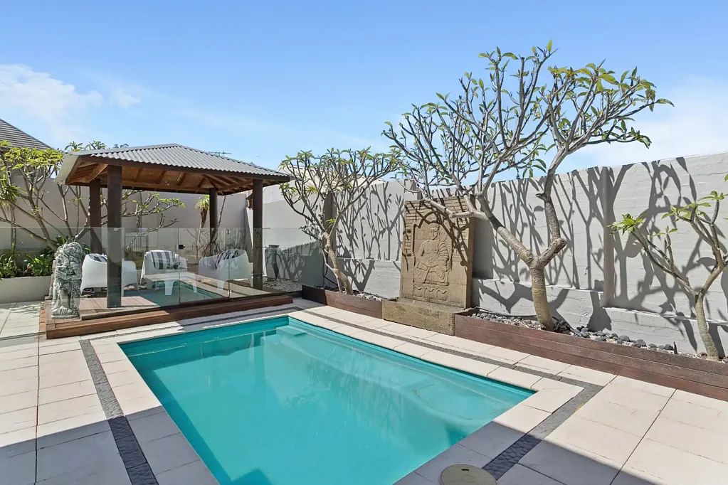 Kallaroo 5 Slaapkamer Coastal Home Complete with a Powered Work Shop and a Lift!