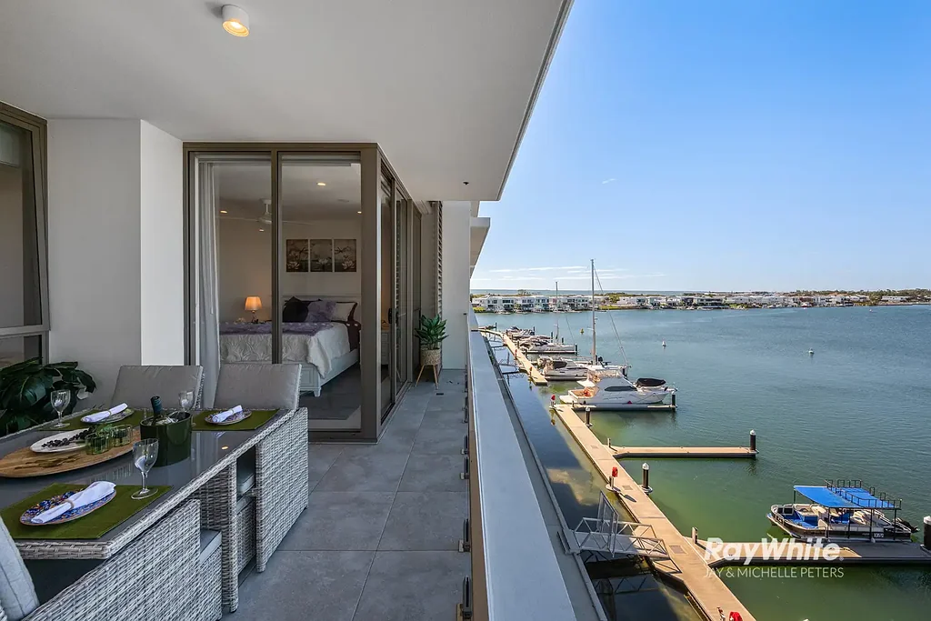 Newport 2Habitaciones Luxury Sub-Penthouse Living In Newport's Premier Waterfront Position