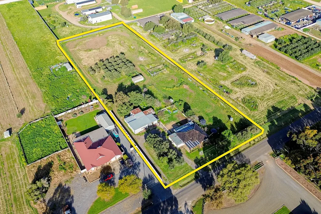 Lewiston 4침실 SOLID BRICK RESIDENCE SET ON A SPACIOUS 1.05Ha ALLOTMENT!