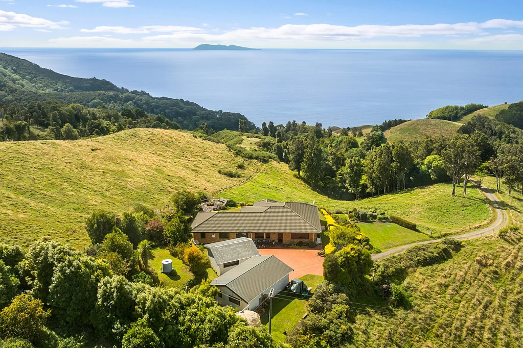 Waihi  Idyllic Coastal Living Overlooking Mayor Island