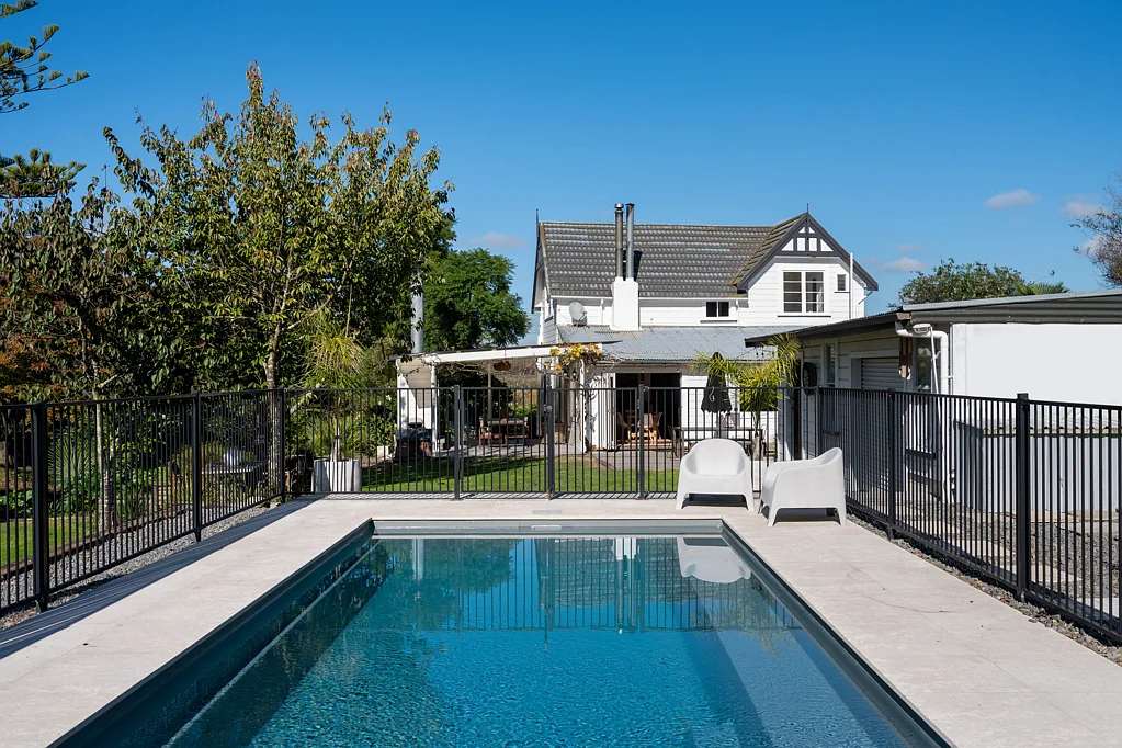 Taradale Vineyard Views and Vintage Charm