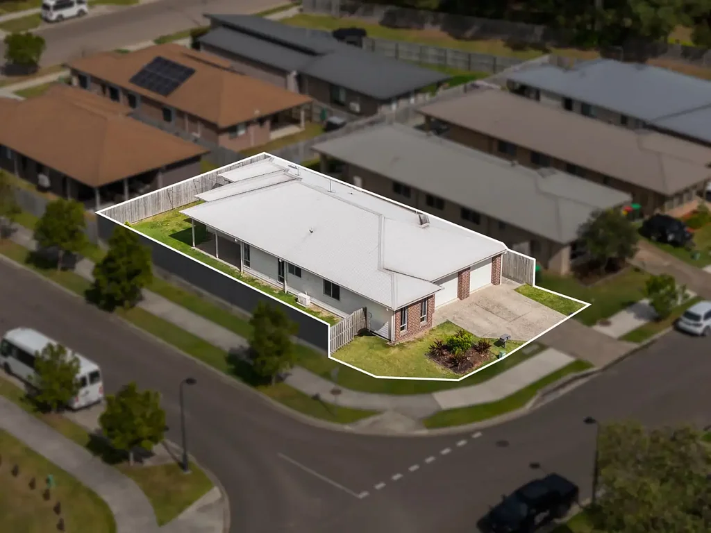 Burpengary 5બેડરૂમ Dual-Income Duplex with Secure Tenancy & Vacant Unit