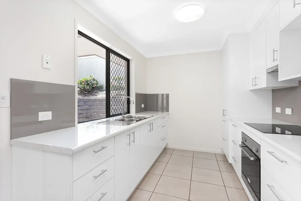 MODERN 3 BEDROOM UNIT CLOSE TO TOWN!