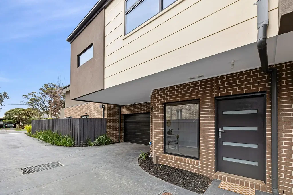Clayton South 2房  LIFESTYLE OR HIGH RENTAL YIELD OPPORTUNITY OVER 5% RETURN