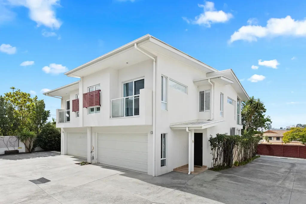 Southport 3chambre Stylish Two-Storey Townhouse in a Near-New Southport Complex - Priced to sell fast