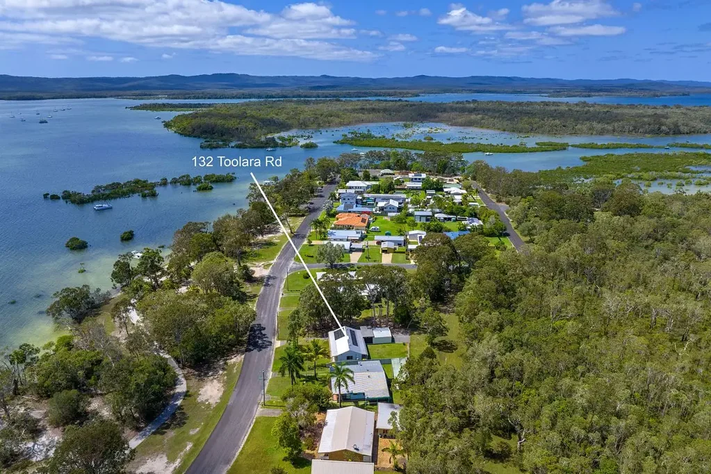 Tin Can Bay 3ਬੈੱਡਰੂਮ : 🏖️ Coastal Tin Can Bay home with Native Bush Backdrop and beautiful Water Views! Live the Tin Can Bay lifestyle!