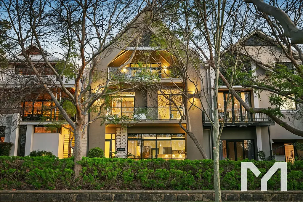 Subiaco 4房  You're Invited to... Spectacular Multigenerational Home With Lift