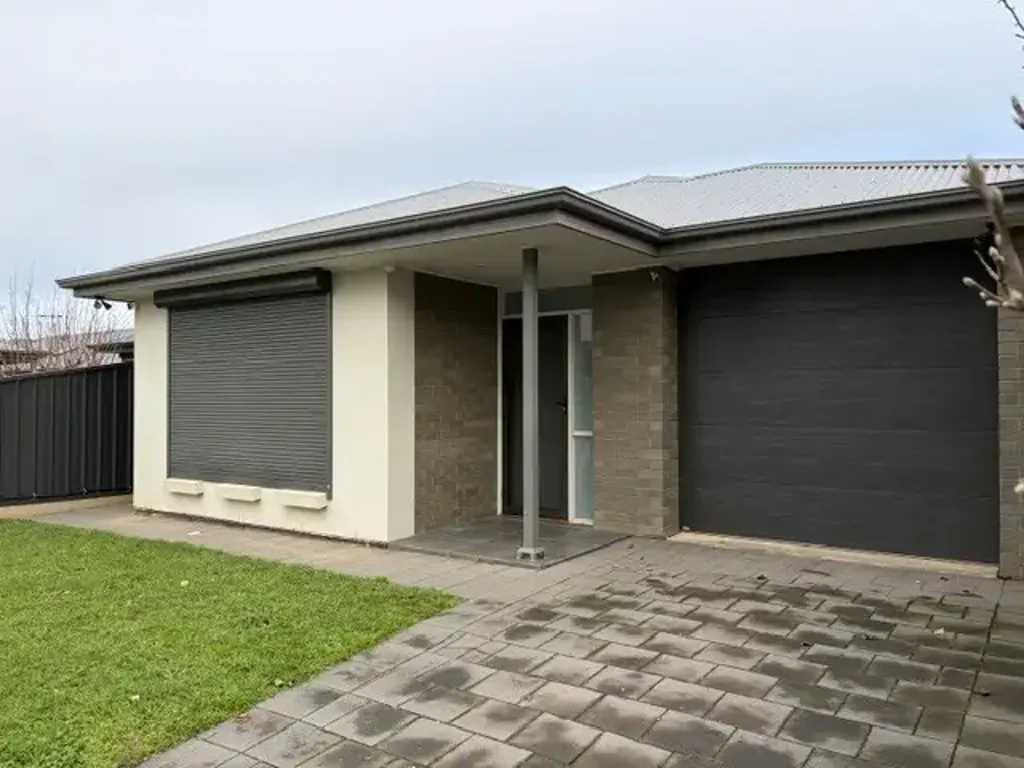 Contemporary Family Living Between the City and the Coast