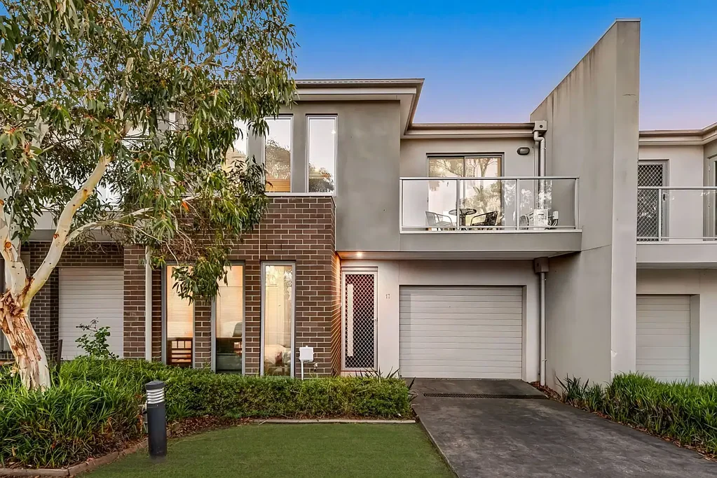 Narre Warren 3房 步行名校 便捷交通 现代设计 自然采光 高级石材 奢华主卧 低维庭院 The Brief: Three bathrooms, open - plan living and low - maintenance outdoor courtyard