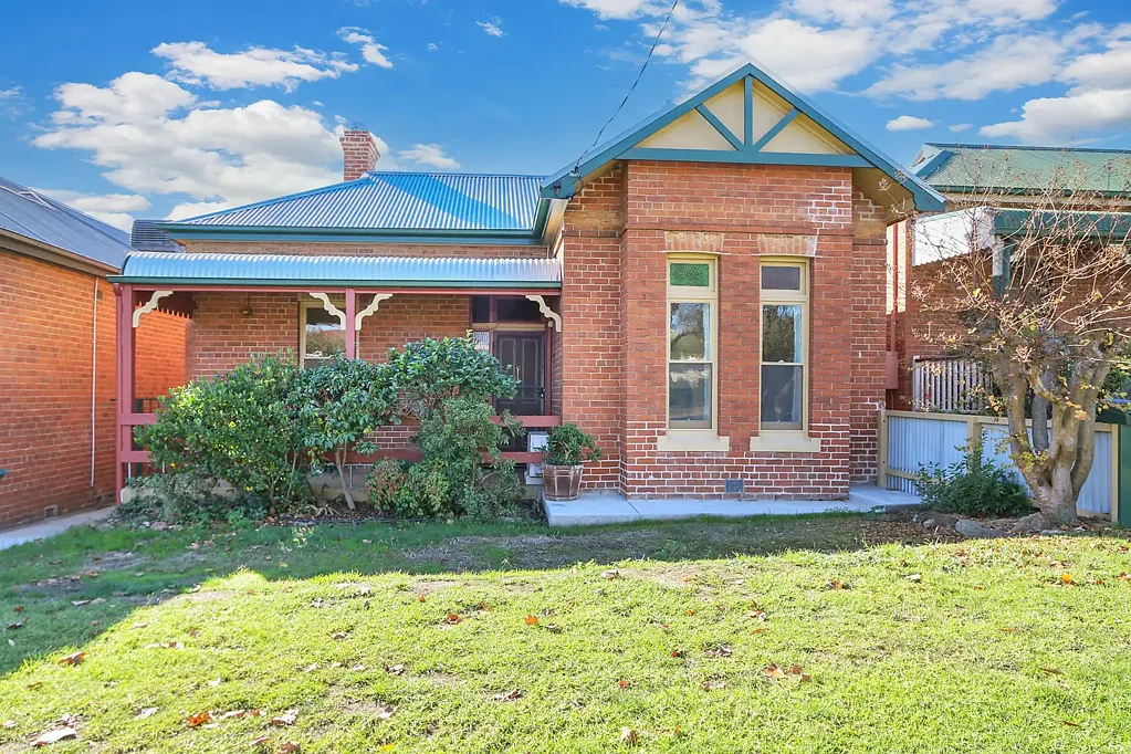 CLASSIC RED BRICK ELEGANCE!