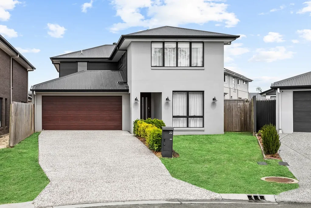 South Maclean 4 Bedroom Space, Style & Sophistication, across both level!