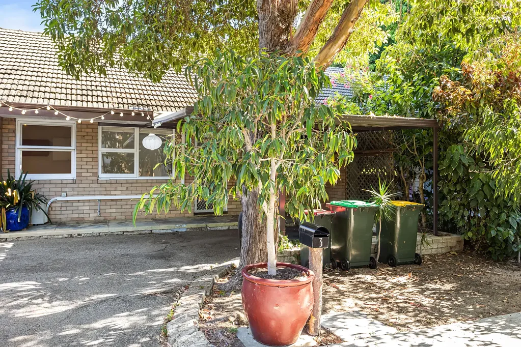 Stroll across the road to beautiful Shenton Park, walk to local shops, or jump on the train line to the city!