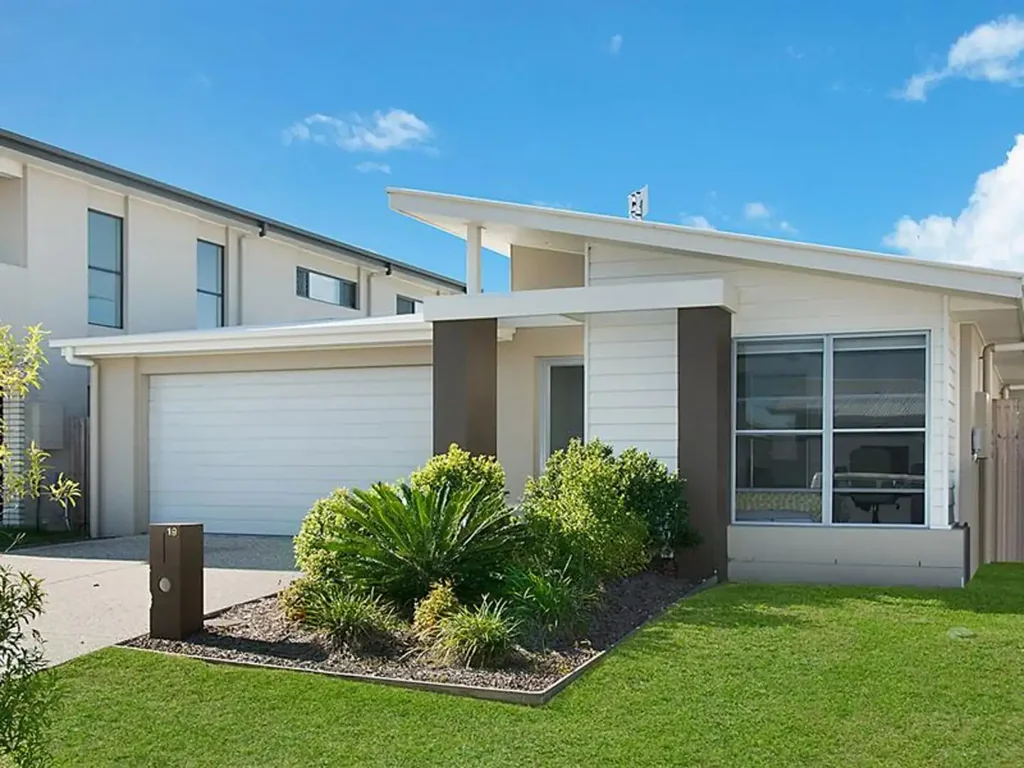 Modern 4 bedroom family home with ducted A/C
