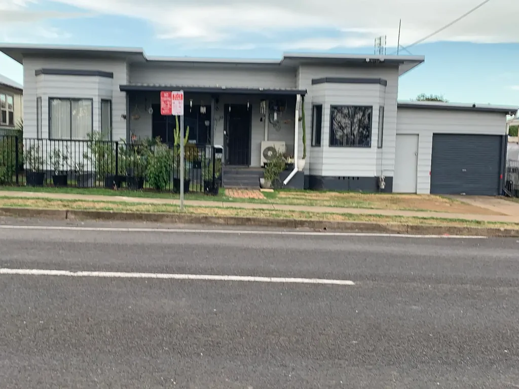South Tamworth 4 Bedroom Large family home with self contained Granny flat