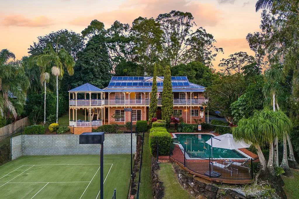Terranora 5ਬੈੱਡਰੂਮ WHERE COAST MEETS COUNTRY - A STUNNING COUNTRY MANOR WITH DUE NORTH COASTAL VIEWS