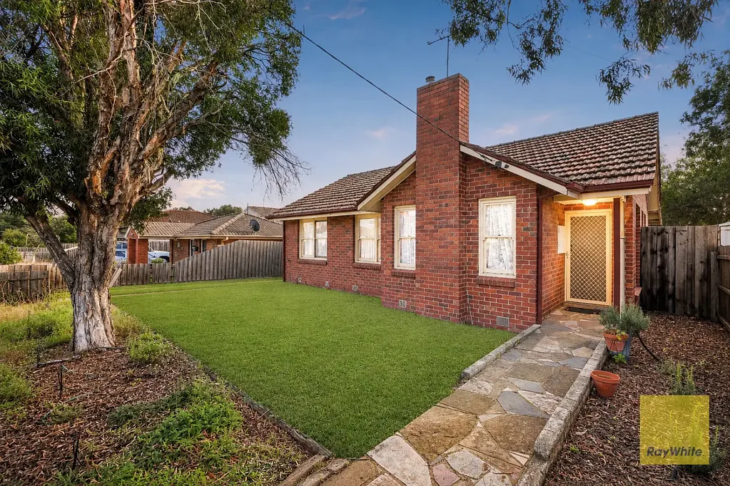 Laverton 3房 红砖住宅 616m²宽地 背靠Laverton Creek 宁静便利 充满潜力 The Block You've Been Waiting For!