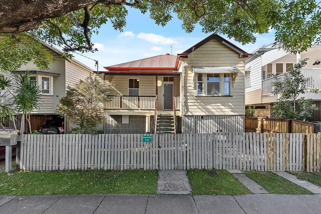 East Brisbane 3房 东布里斯班特色住宅 河边步行范围 三卧带柜 宽敞浴室 现代厨房 双车位车库 遮盖阳台 宽敞后院 原始细节 无洪水区 Great layout, incredible location with potential for city views!