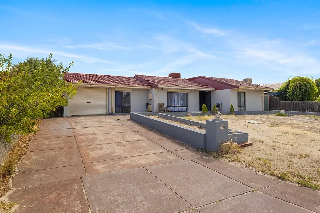 Thornlie 4房  Home with Huge Potential