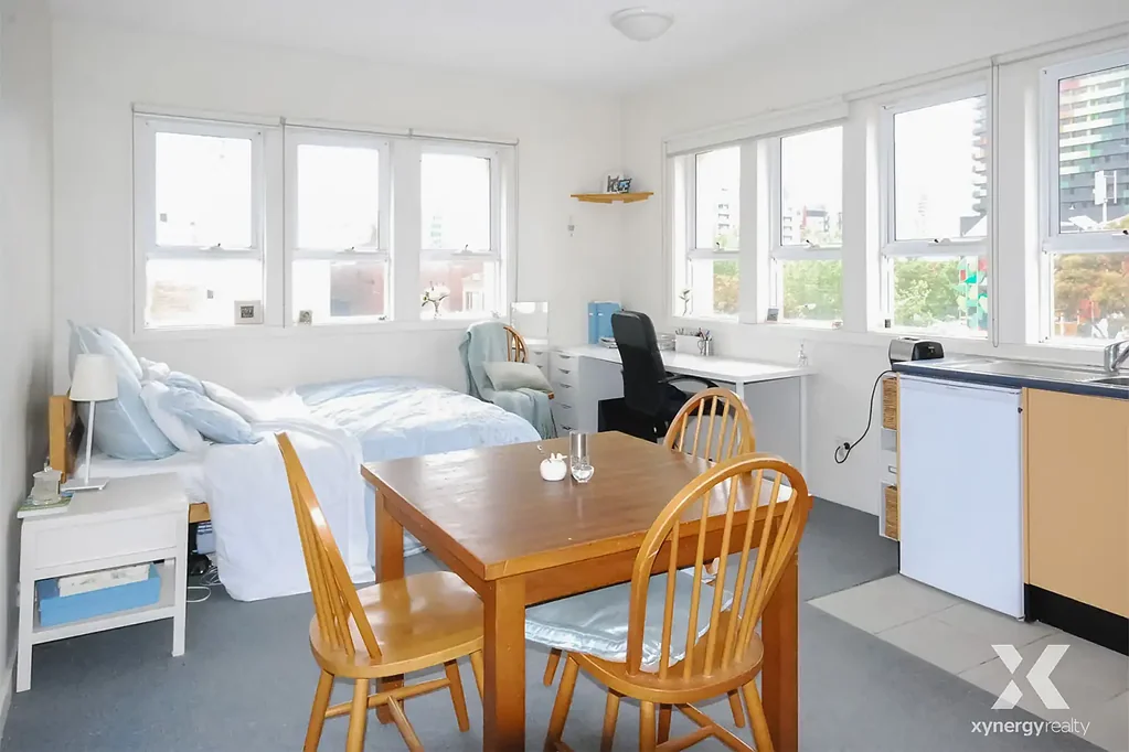 Bright & Spacious Contemporary Studio Apartment in Carlton