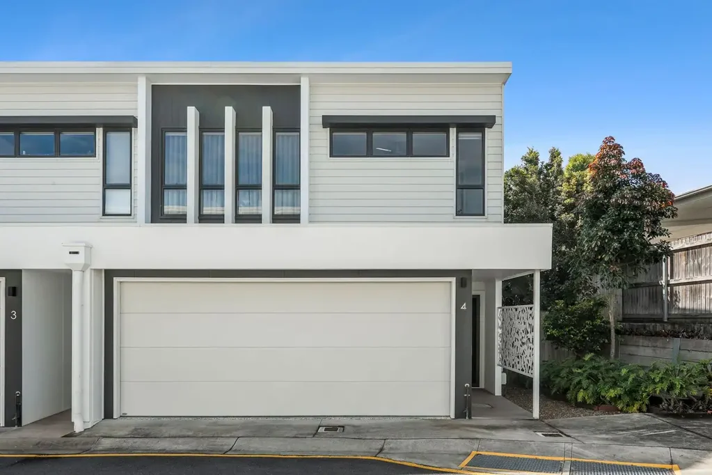 Coombabah 3 Bedroom Modern Luxury Living in a Secure Gated Community