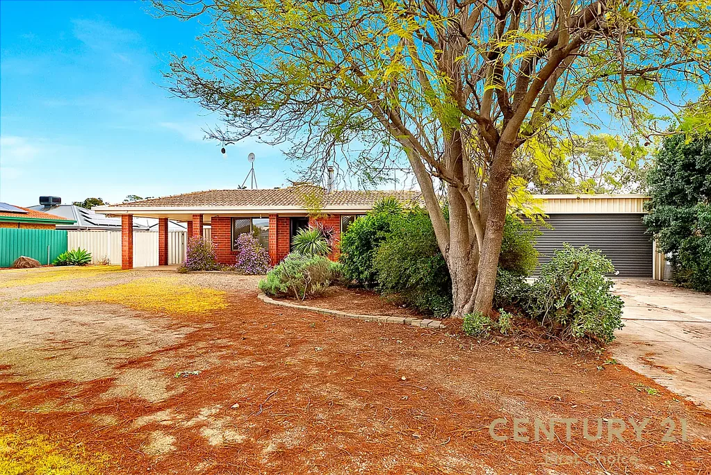 STUNNING 4 BEDROOM FAMILY HOME WITH FANTASTIC ENTERTAINING AREA