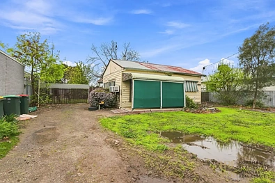 Horsham 2 Slaapkamer Development Opportunity in a Prime River Road Position