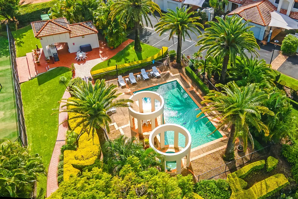Hope Island 3 Bedroom Immaculate Villa in Prime Position - Walk to Everything