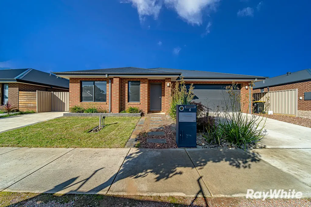 Energy-Efficient Living with 6.6kw Solar System and Modern Design
