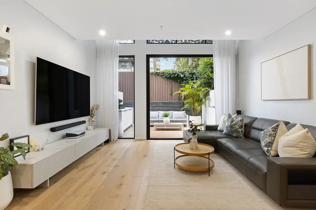 Naremburn 4房 获奖设计联排别墅 开放式娱乐空间 Miele厨房 主卧带露台 双车位车库 太阳能电池 Striking architectural townhouse in central location