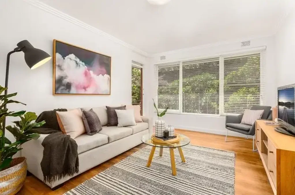 Newly renovated apartment in ultra-convenient location