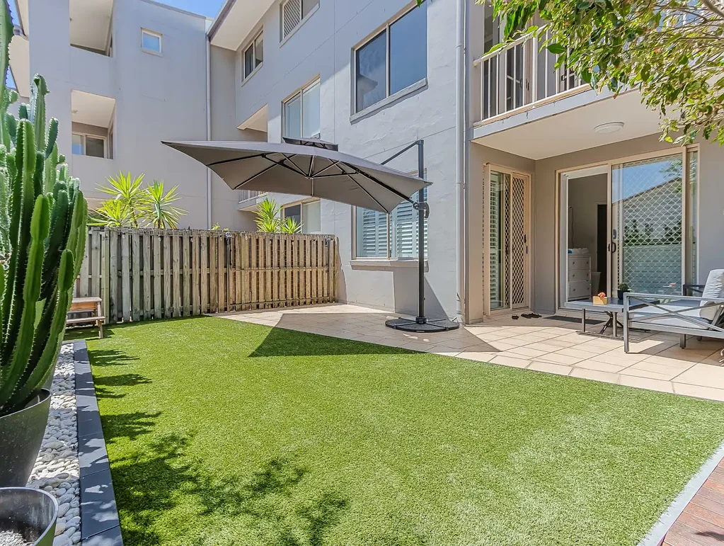 Kingscliff 2房  Prime Ground Floor Apartment with Ocean Glimpses