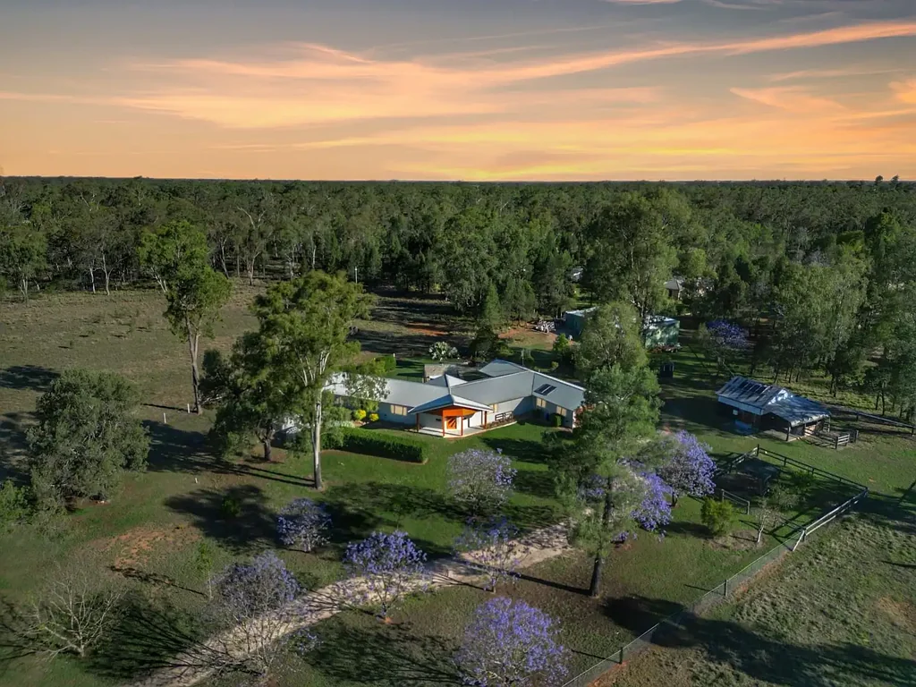 Chinchilla 4 Slaapkamer A PRIVATE LIFESTYLE SANCTUARY ON 14.45 ACRES with TOWN WATER