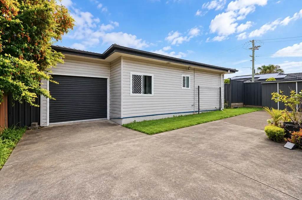 NEAR NEW 2 BEDROOM GRANNY FLAT!!