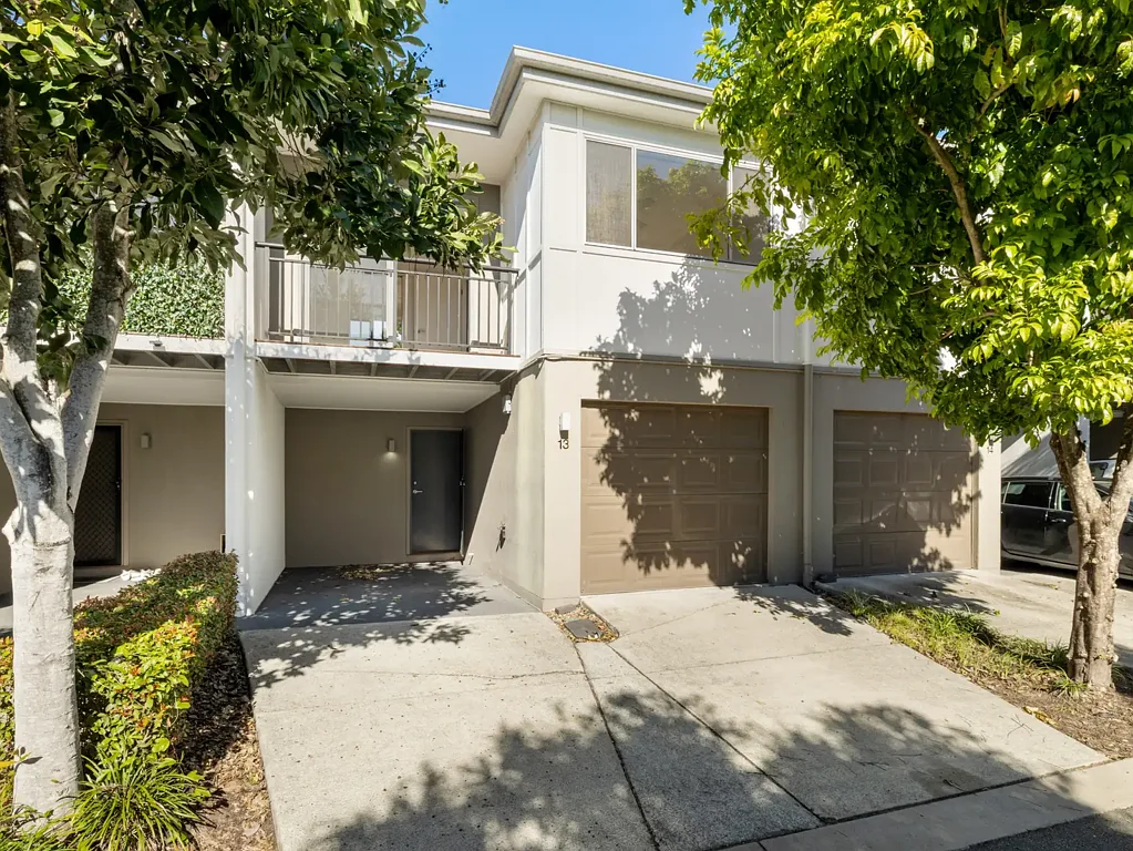 Carseldine 4침실 Spacious Four-Bedroom Townhouse Offering Comfort and Convenience