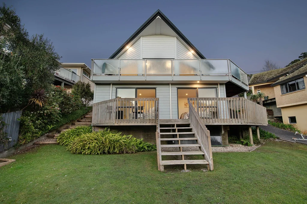 Orewa 4房 25年首现市场！拥 883㎡全幅大地，全面翻新，揽海景与丛林风光，步行即达沙滩与名校 Seaviews and Priced below CV!